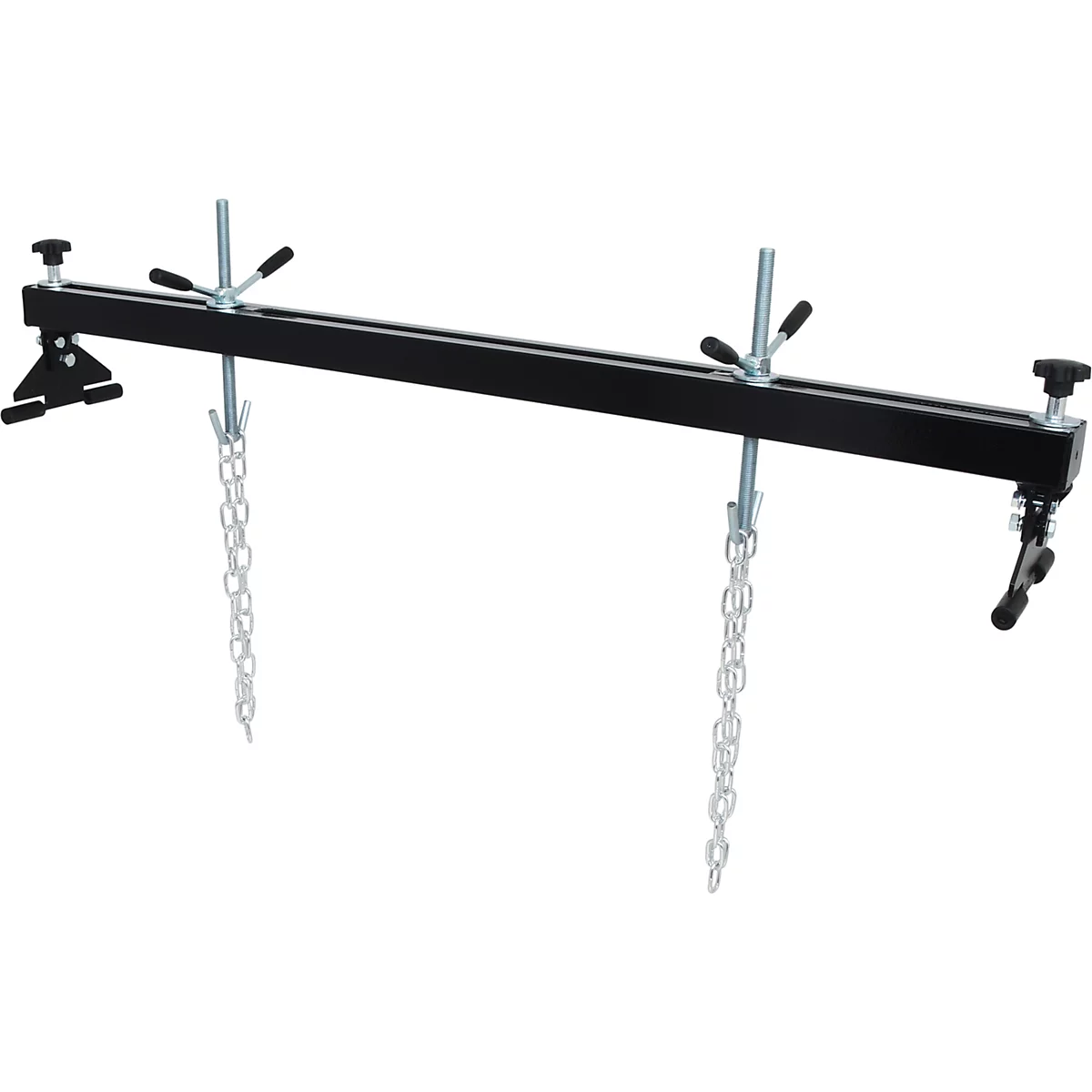 Eine schwarze Motorhalterung mit Ketten und Gewindestäben vor weißem Hintergrund.